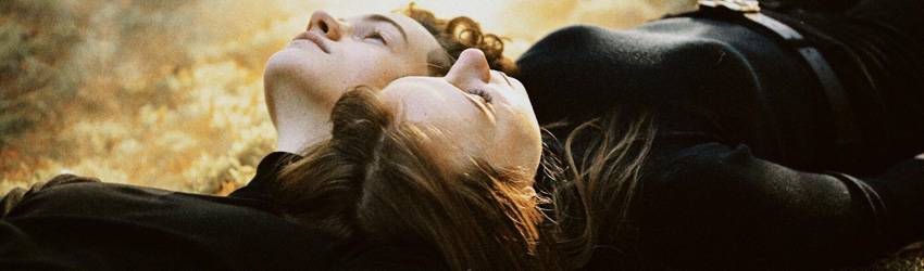 Две фигуры лежали голова к голове на первом этаже, глядя в небо.